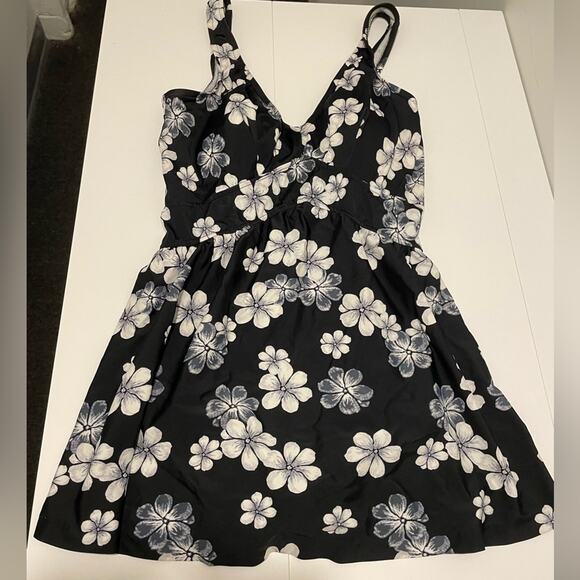 Le Cove Brand Swim Dress One Piece Black, White & Gray Floral Size 16 Swimsuit - Picture 1 of 8